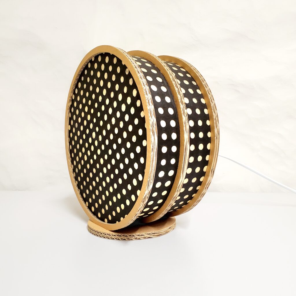 Lampe "Tambourin" en carton et papier Népalais Noir à pois blancs