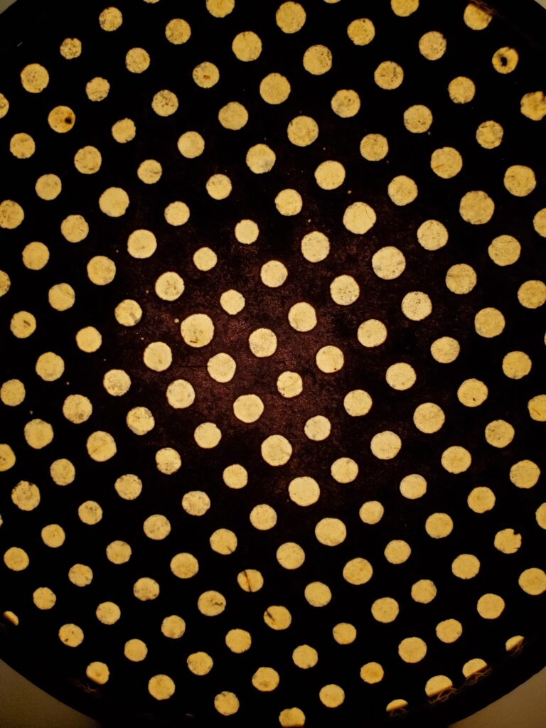 Lampe "Tambourin" en carton et papier Népalais Noir à pois blancs