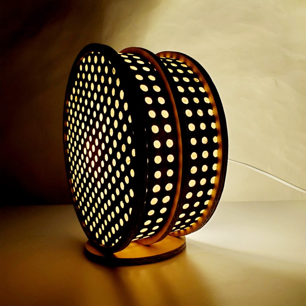 Lampe "Tambourin" en carton et papier Népalais Noir à pois blancs