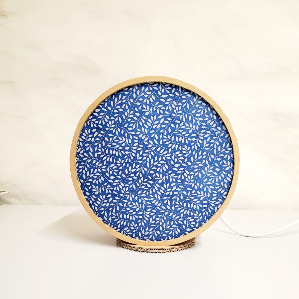 Lampe "tambourin" bleu feuilles blanches