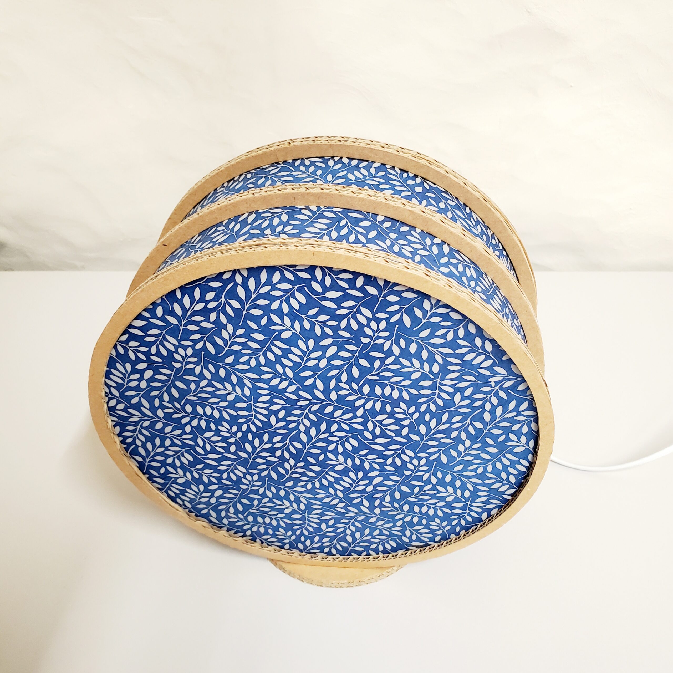 Lampe "Tambourin" en carton et papier Népalais Bleu à feuilles blanches – Image 2
