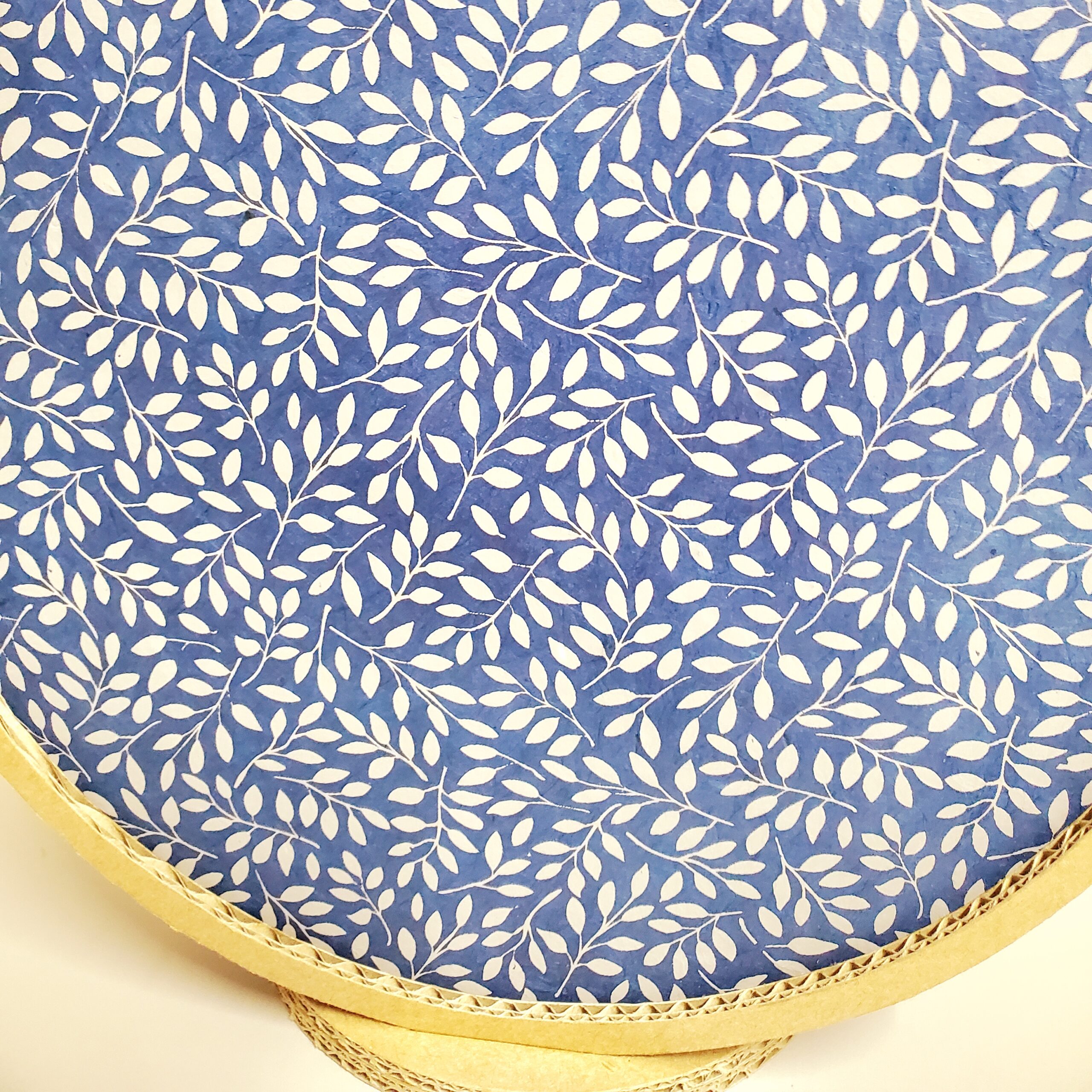 Lampe "Tambourin" en carton et papier Népalais Bleu à feuilles blanches – Image 3