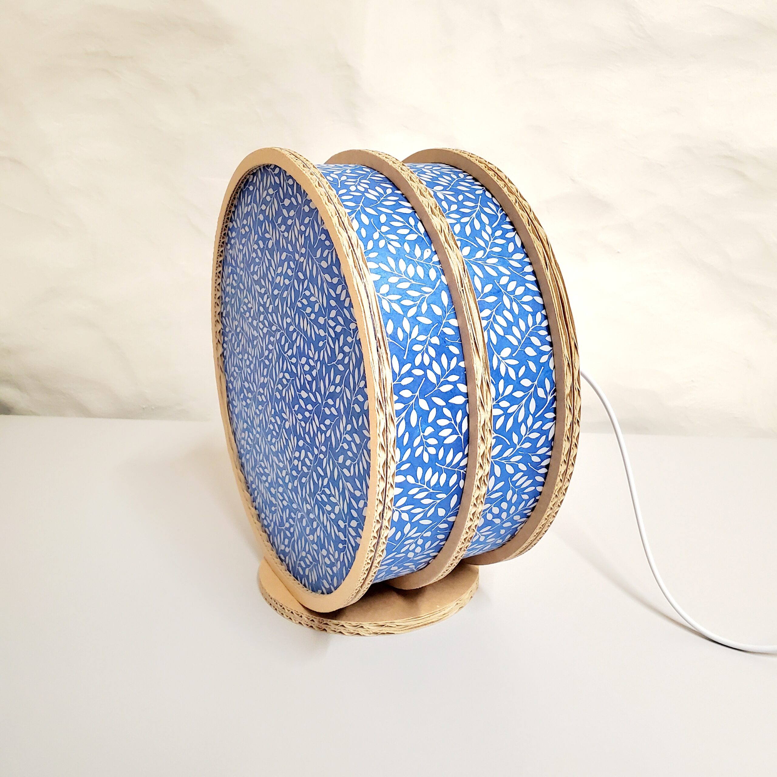 Lampe "Tambourin" en carton et papier Népalais Bleu à feuilles blanches – Image 4