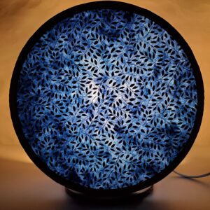 Lampe "Tambourin" en carton et papier Népalais Bleu à feuilles blanches – Image 5