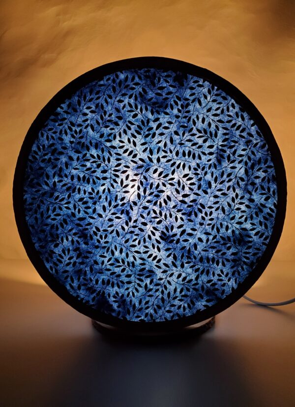 Lampe "Tambourin" en carton et papier Népalais Bleu à feuilles blanches