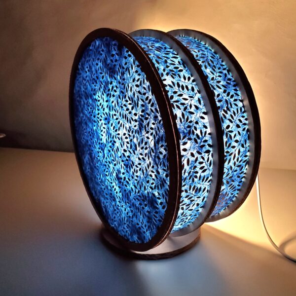 Lampe "Tambourin" en carton et papier Népalais Bleu à feuilles blanches