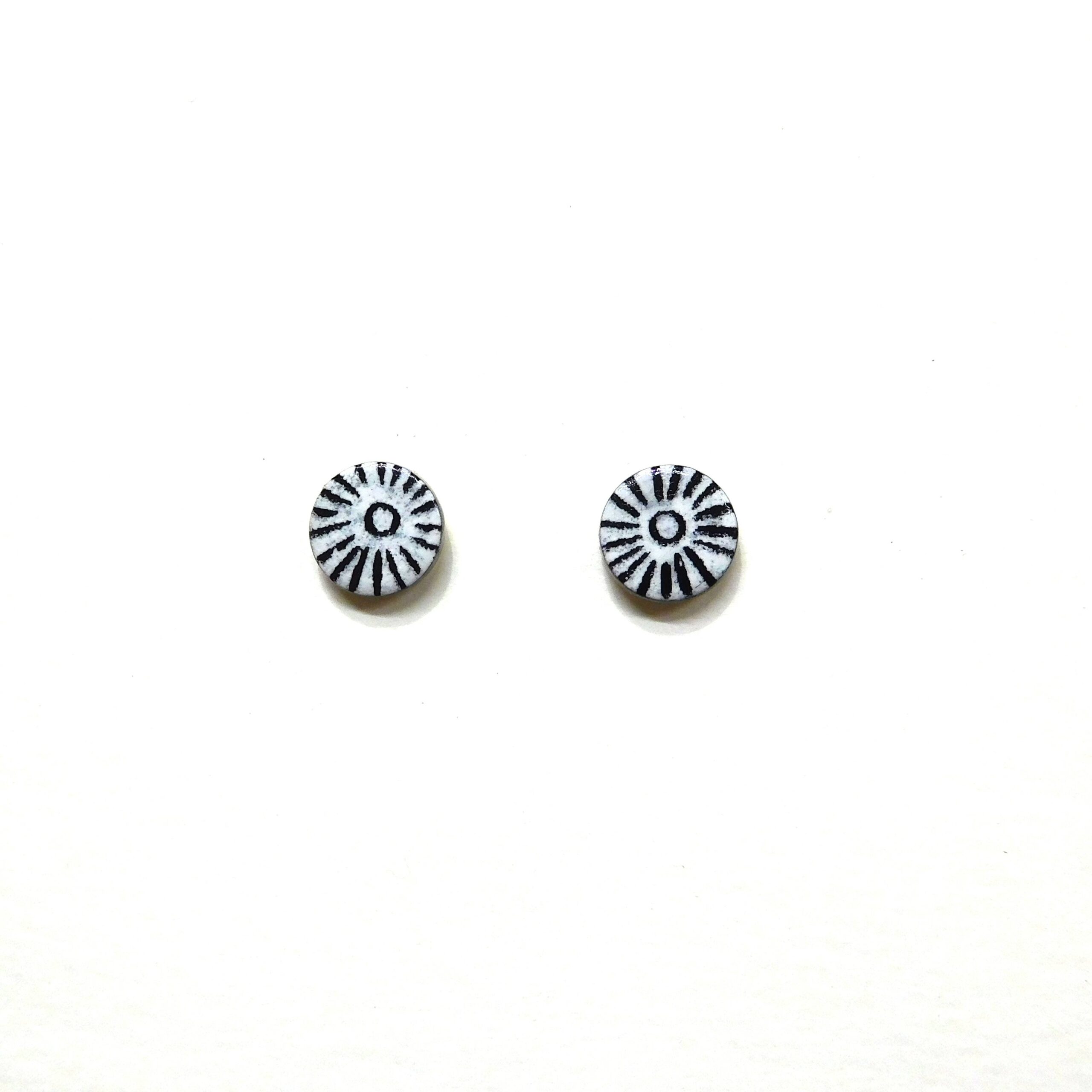 Boucles d'oreille en carton - Puces d'oreille - Soleil Noir et Blanc - Argent 925 – Image 1