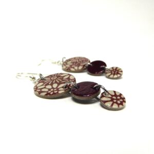 Boucles d'oreille en carton - Grappe - Fleurs Bordeaux - Argent 925 – Image 4