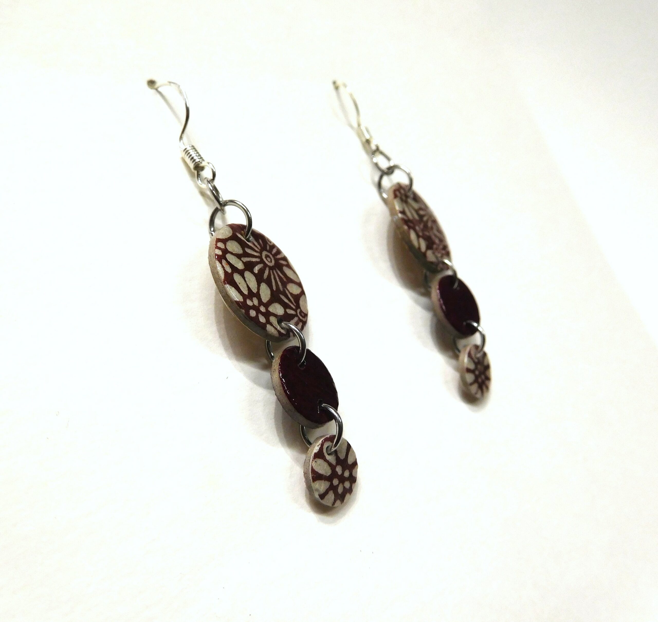 Boucles d'oreille en carton - Grappe - Fleurs Bordeaux - Argent 925 – Image 3