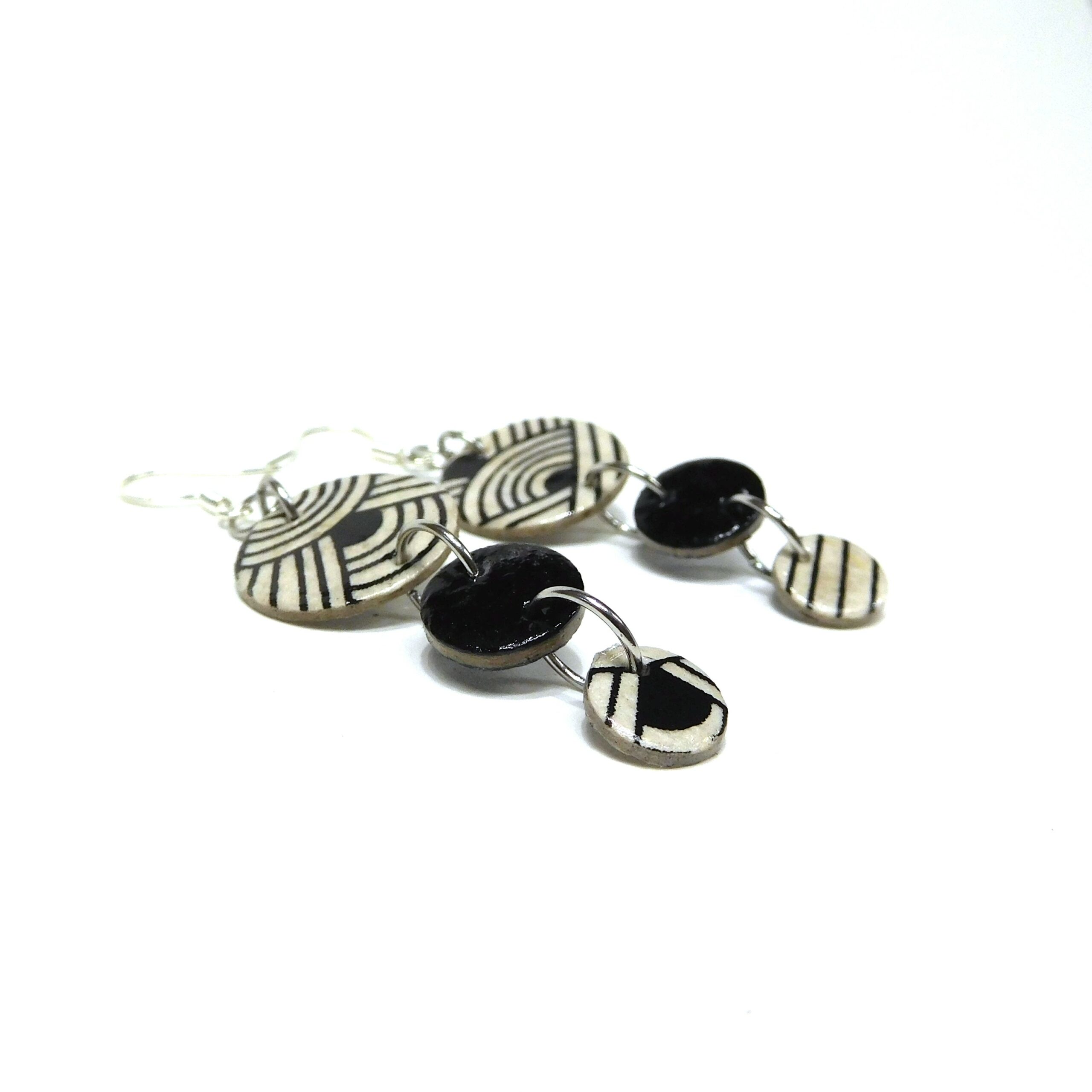 Boucles d'oreille en carton - Grappe - Blanc Nœuds/Noir - Argent 925 – Image 4