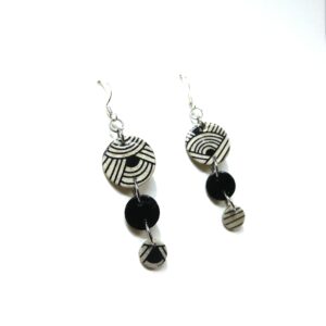 Boucles d'oreille en carton - Grappe - Blanc Nœuds/Noir - Argent 925 – Image 2