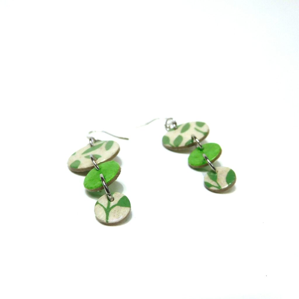 Boucles d'oreille en carton - Grappe - Blanc Feuilles Vertes - Argent 925