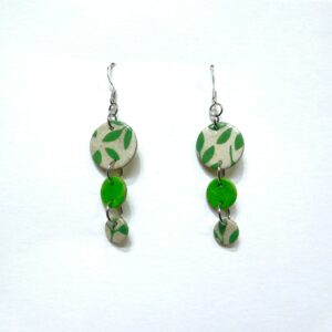 Boucles d'oreille en carton - Grappe - Blanc Feuilles Vertes - Argent 925 – Image 1