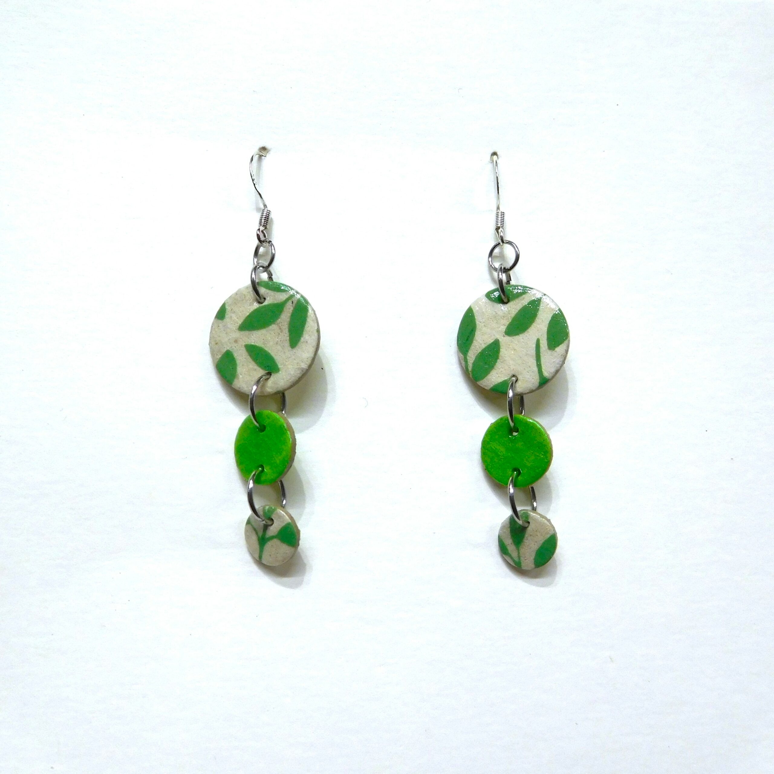 Boucles d'oreille en carton - Grappe - Blanc Feuilles Vertes - Argent 925 – Image 1