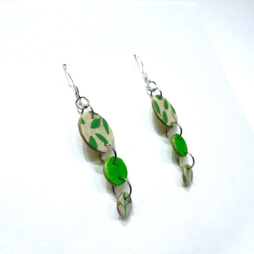 Boucles d'oreille en carton - Grappe - Blanc Feuilles Vertes - Argent 925