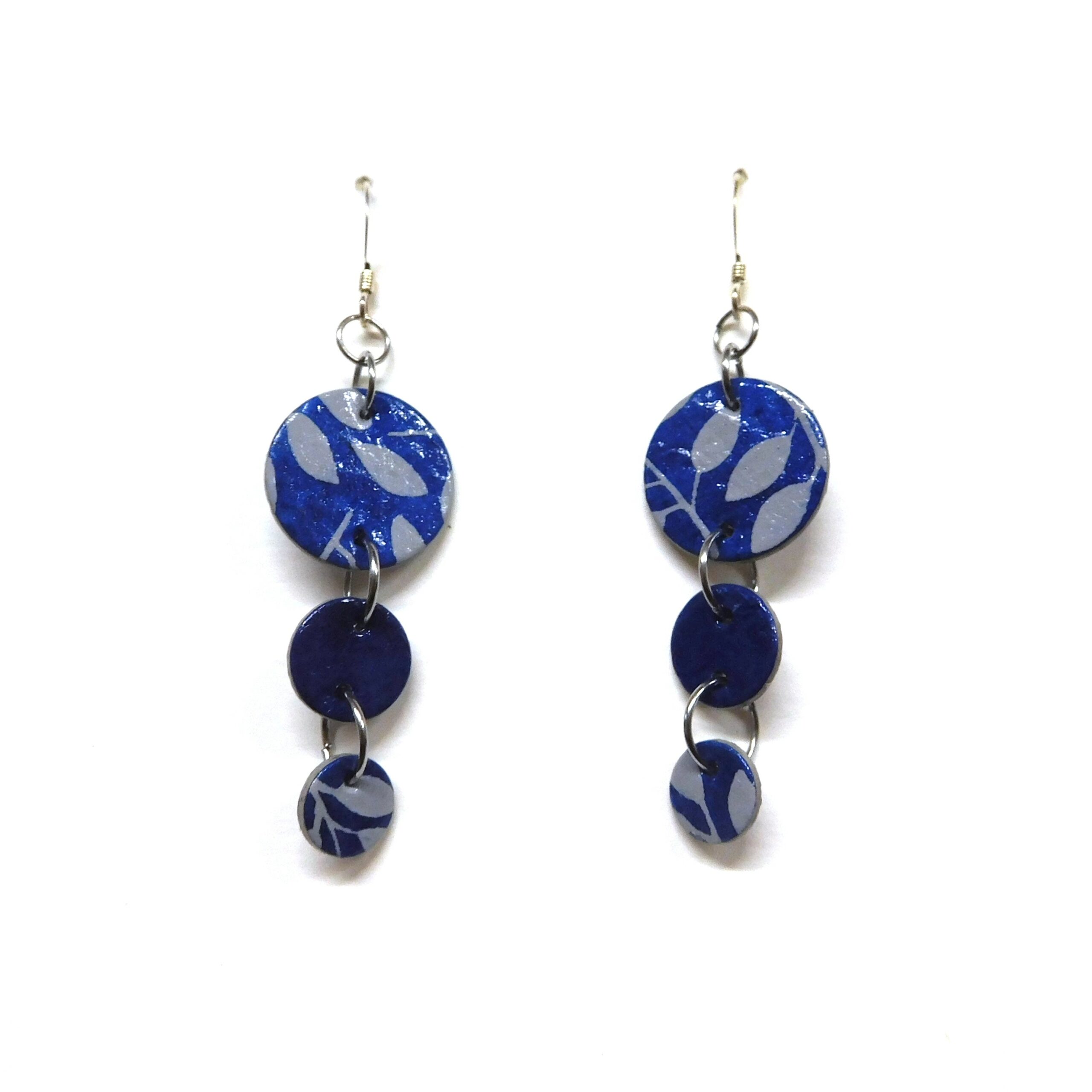Boucles d'oreille en carton - Grappe - Bleu Feuilles Blanches - Argent 925 – Image 1