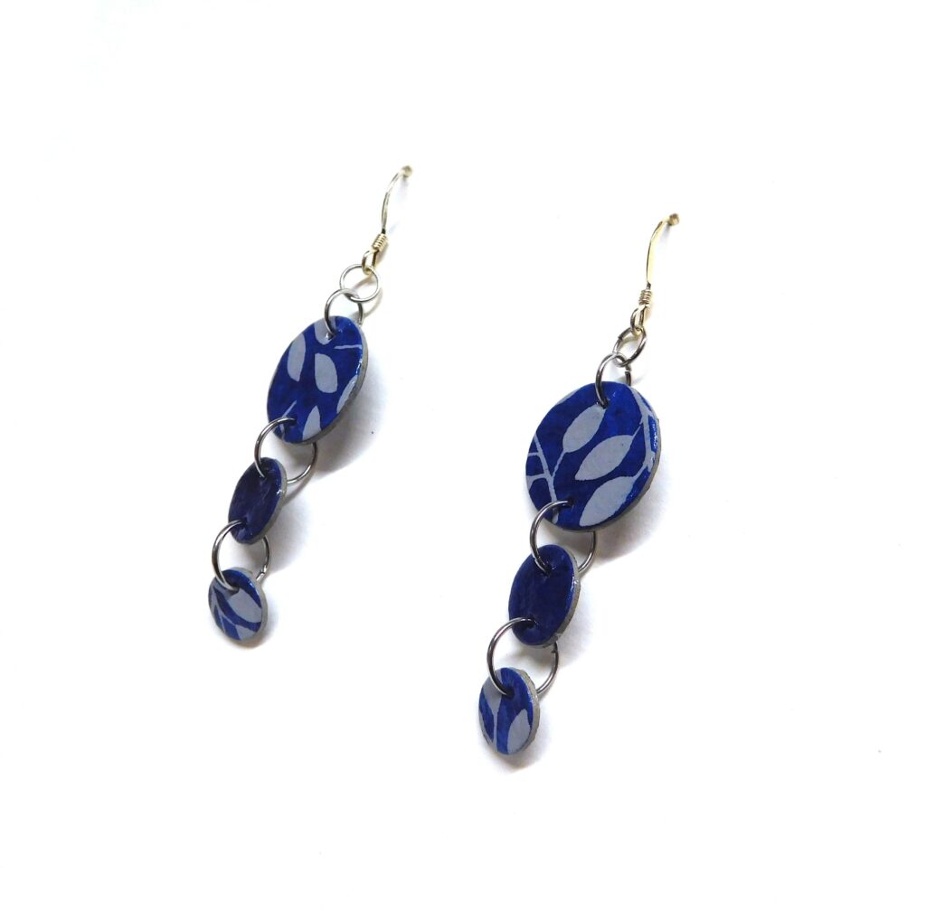 Boucles d'oreille en carton - Grappe - Bleu Feuilles Blanches - Argent 925