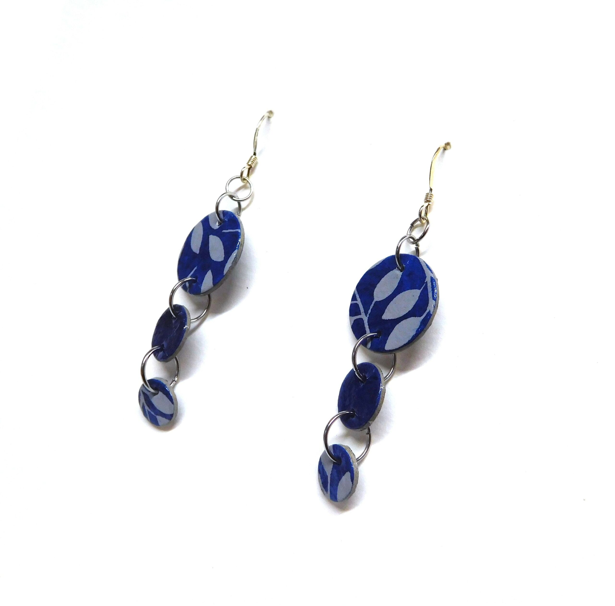 Boucles d'oreille en carton - Grappe - Bleu Feuilles Blanches - Argent 925 – Image 2
