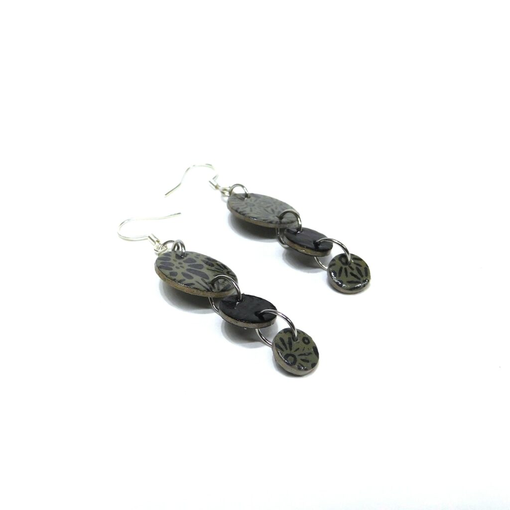 Boucles d'oreille en carton - Grappe - Fleurs Grises/Noir - Argent 925