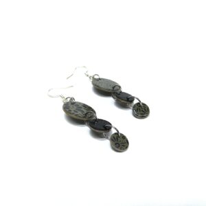 Boucles d'oreille en carton - Grappe - Fleurs Grises/Noir - Argent 925 – Image 4