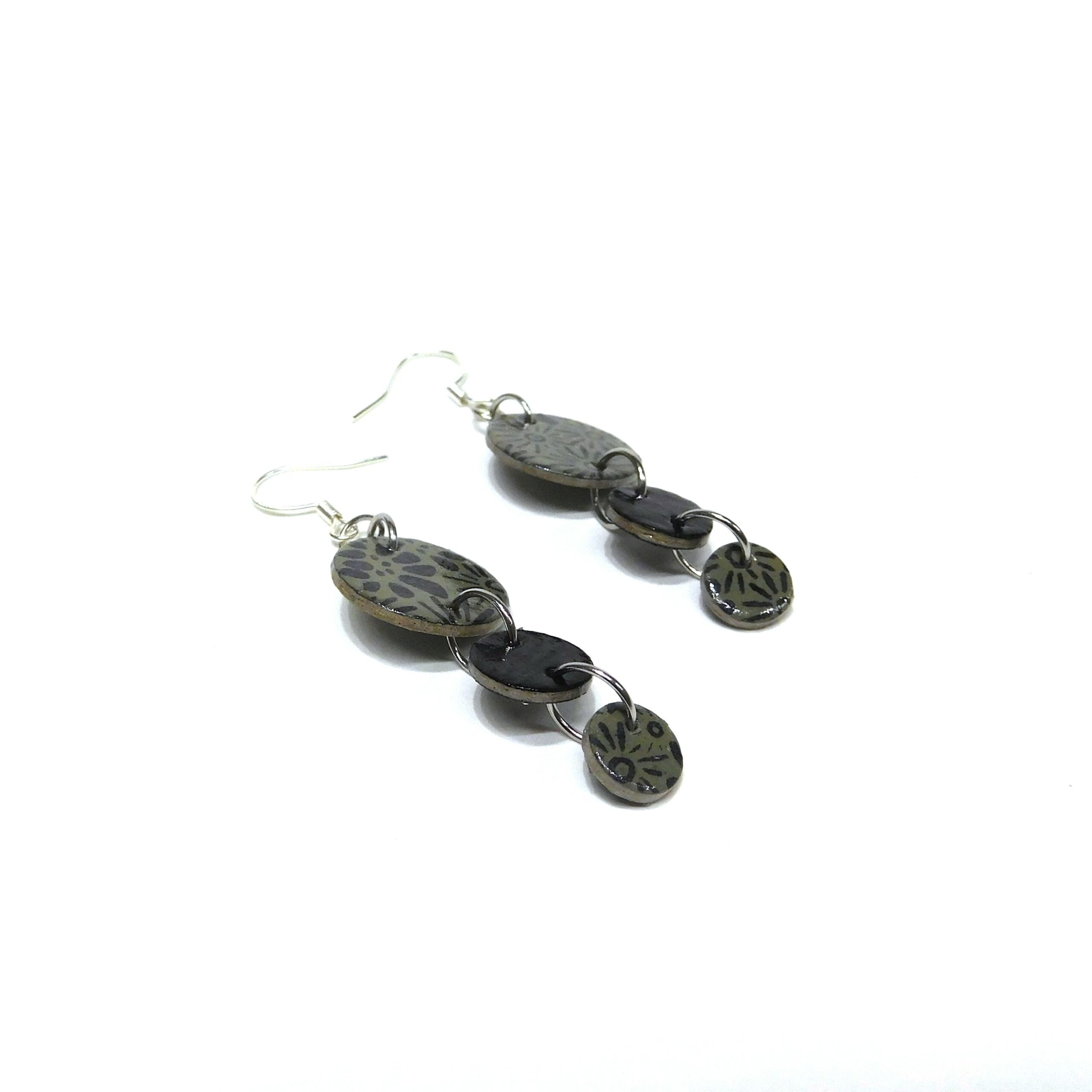 Boucles d'oreille en carton - Grappe - Fleurs Grises/Noir - Argent 925 – Image 4
