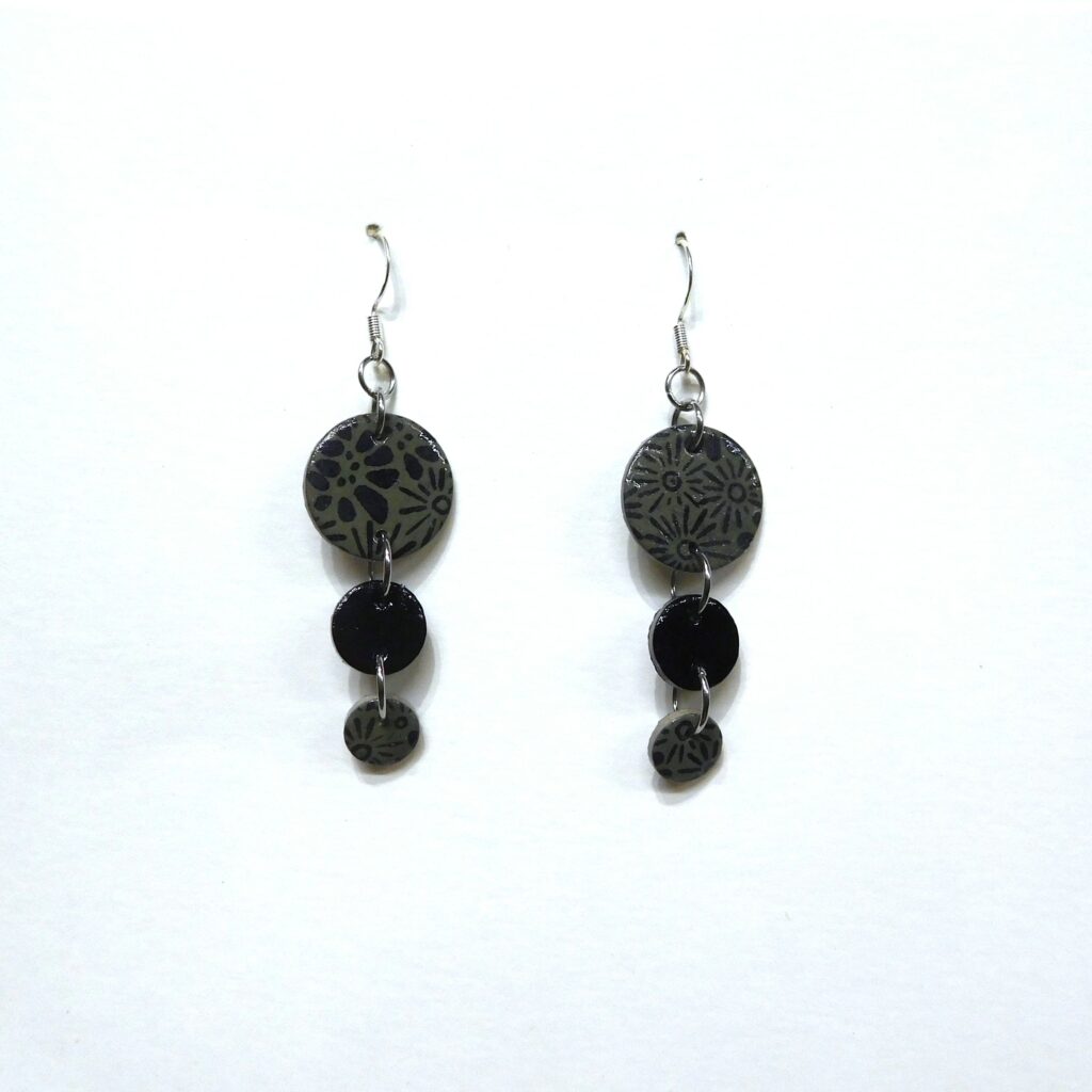 Boucles d'oreille en carton - Grappe - Fleurs Grises/Noir - Argent 925