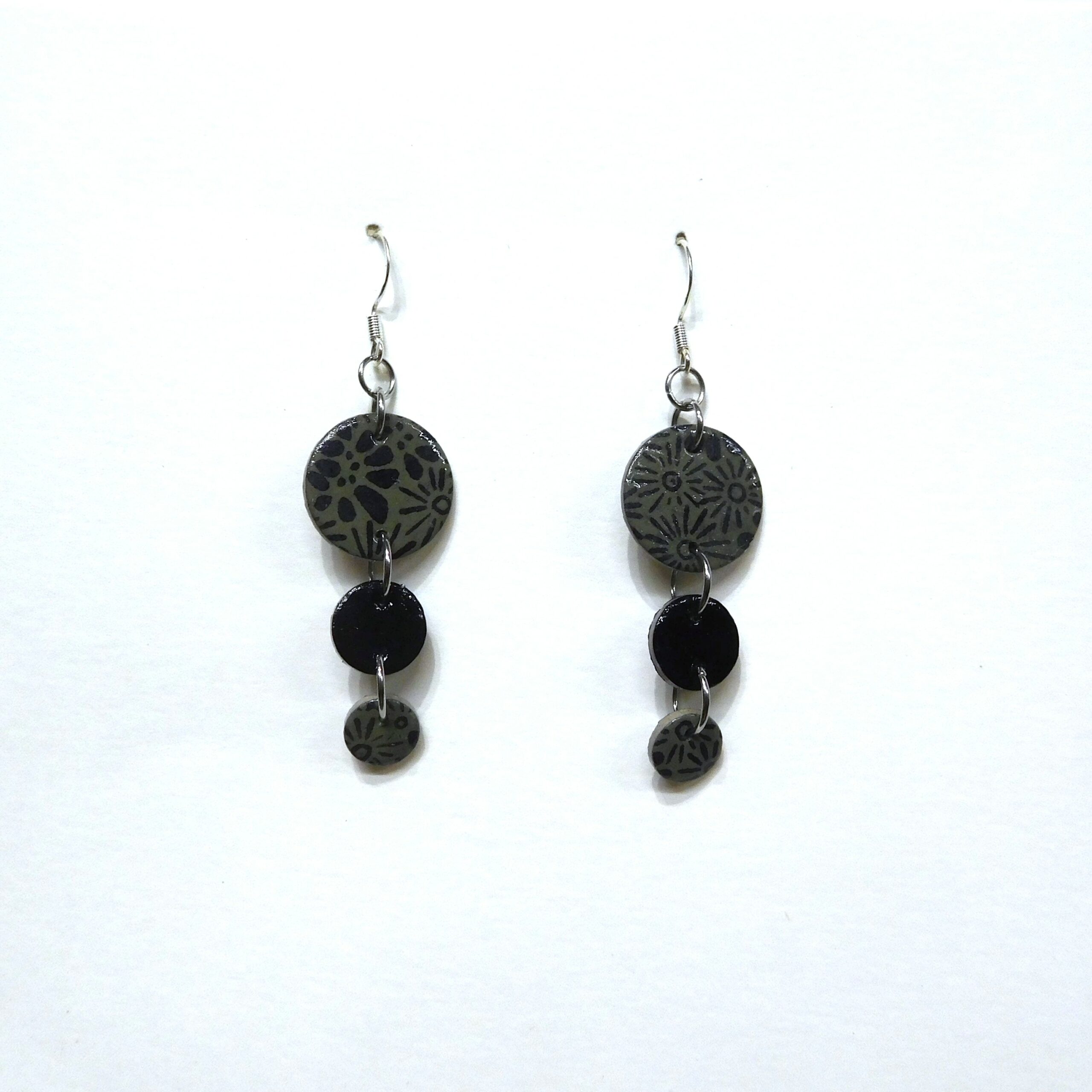 Boucles d'oreille en carton - Grappe - Fleurs Grises/Noir - Argent 925 – Image 1