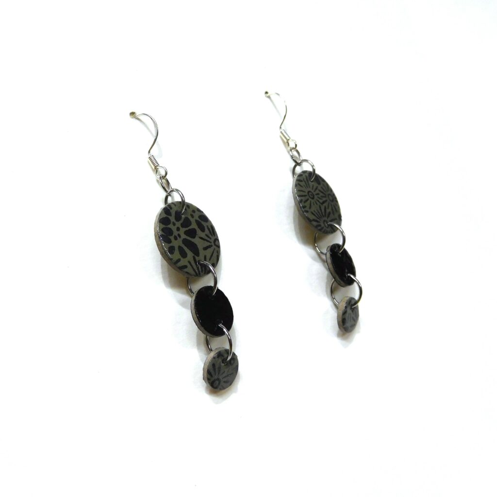 Boucles d'oreille en carton - Grappe - Fleurs Grises/Noir - Argent 925