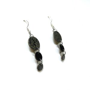 Boucles d'oreille en carton - Grappe - Fleurs Grises/Noir - Argent 925 – Image 3