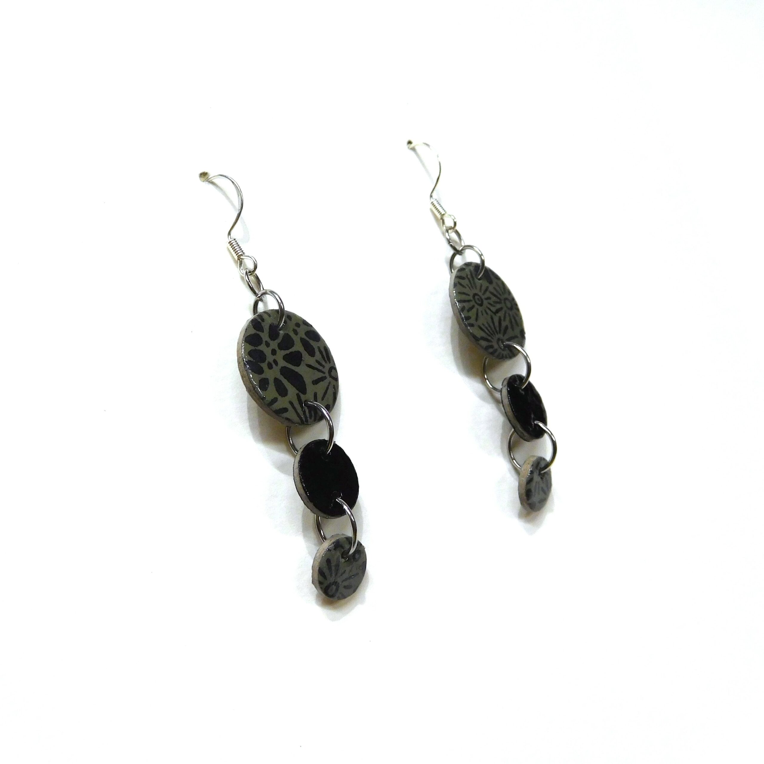 Boucles d'oreille en carton - Grappe - Fleurs Grises/Noir - Argent 925 – Image 3