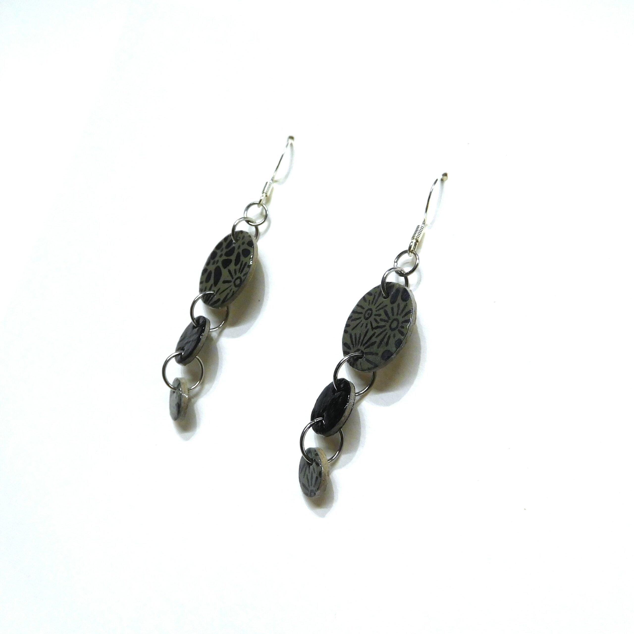 Boucles d'oreille en carton - Grappe - Fleurs Grises/Noir - Argent 925 – Image 2