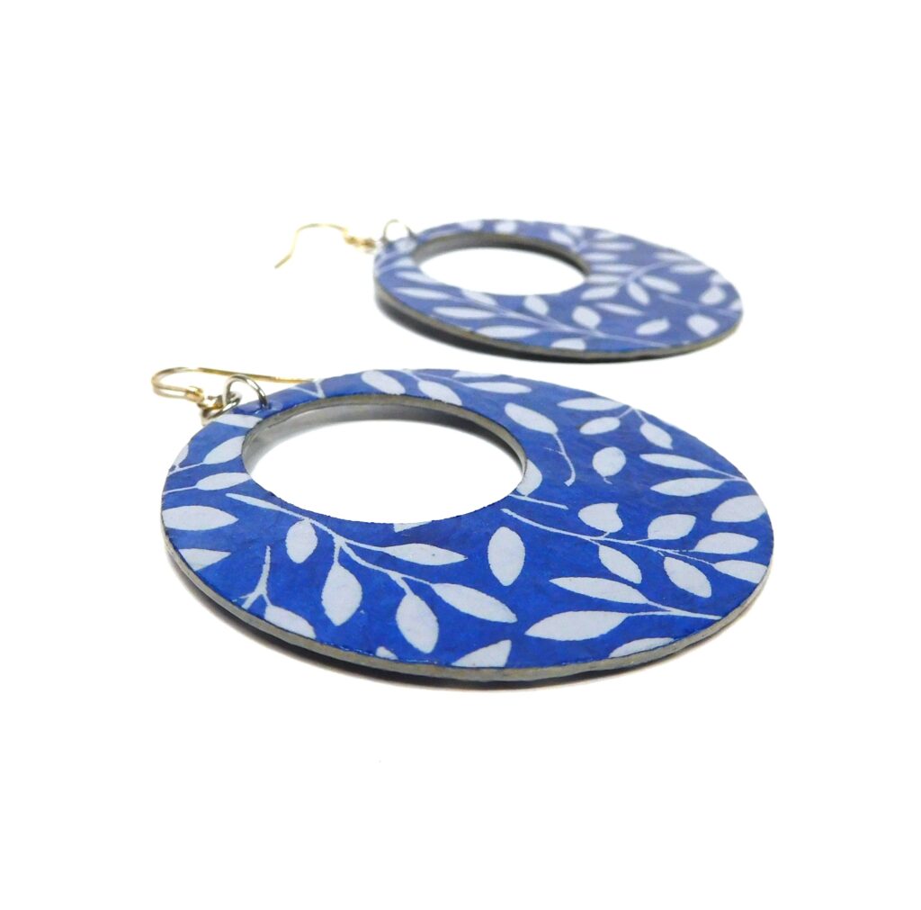 Boucles d'oreille en carton - Grandes Créoles - Bleu à feuilles blanches - Argent 925