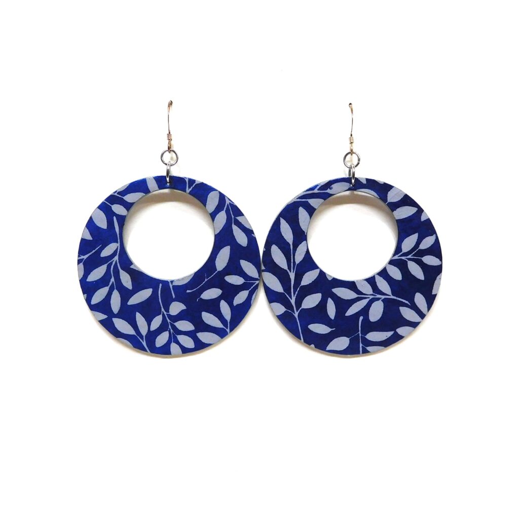 Boucles d'oreille en carton - Grandes Créoles - Bleu à feuilles blanches - Argent 925
