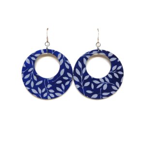 Boucles d'oreille en carton - Grandes Créoles - Bleu à feuilles blanches - Argent 925 – Image 1