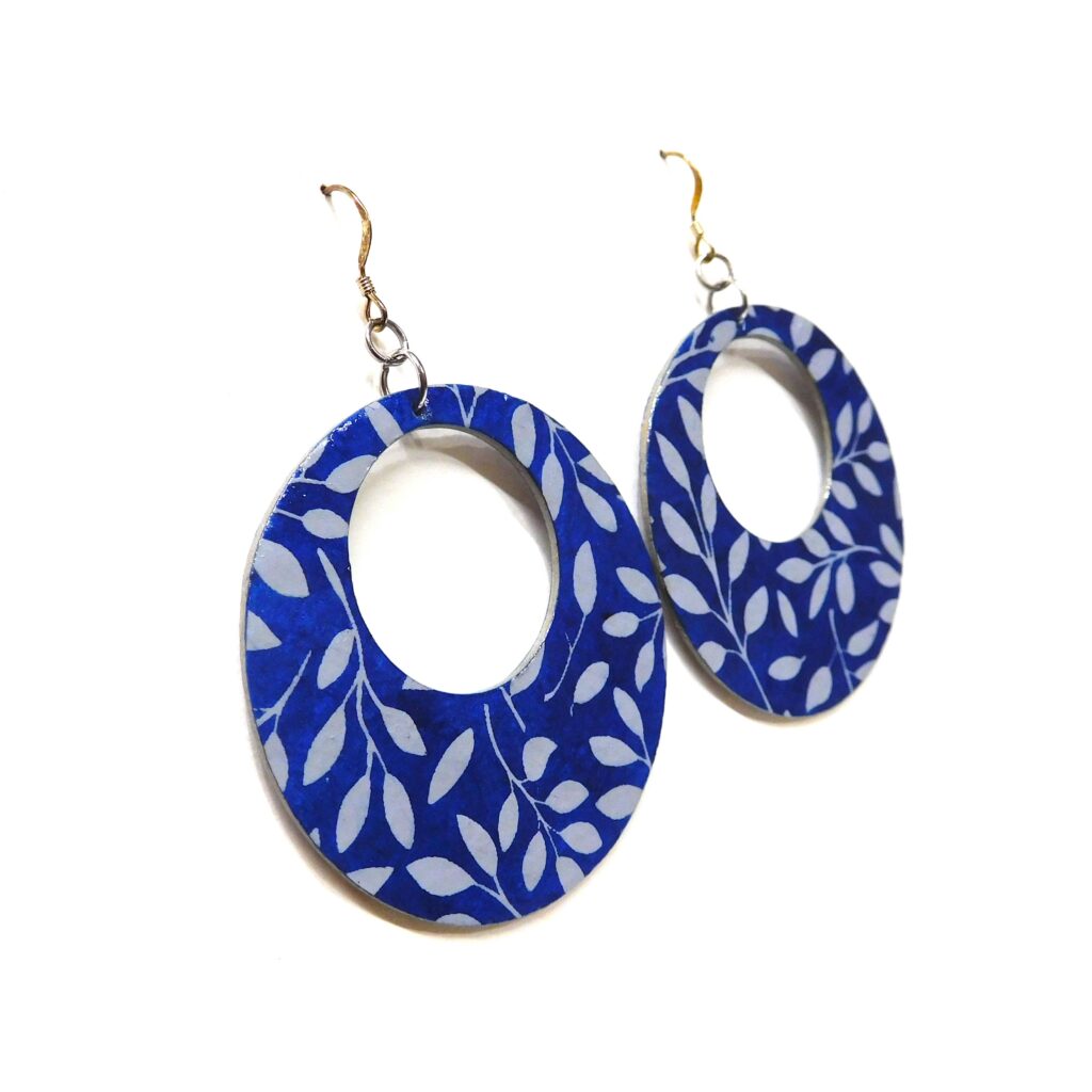 Boucles d'oreille en carton - Grandes Créoles - Bleu à feuilles blanches - Argent 925