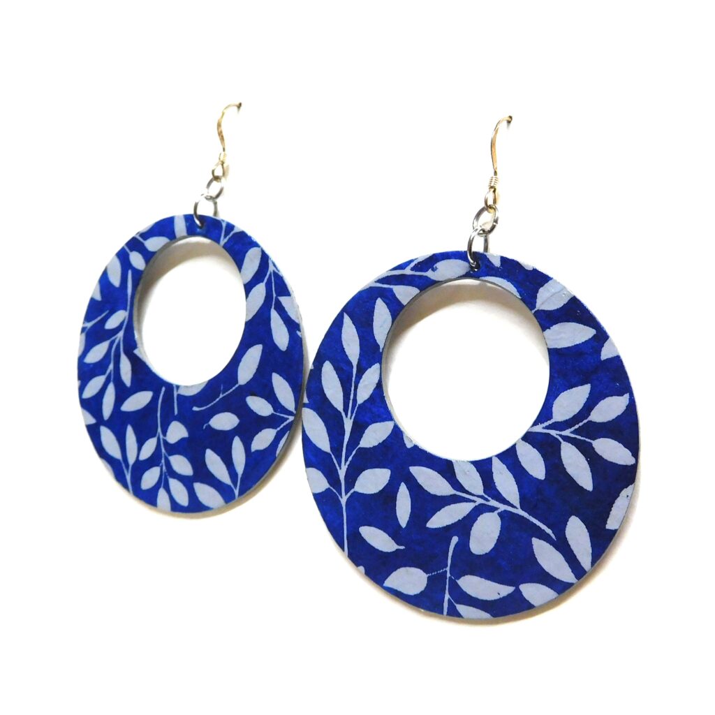 Boucles d'oreille en carton - Grandes Créoles - Bleu à feuilles blanches - Argent 925