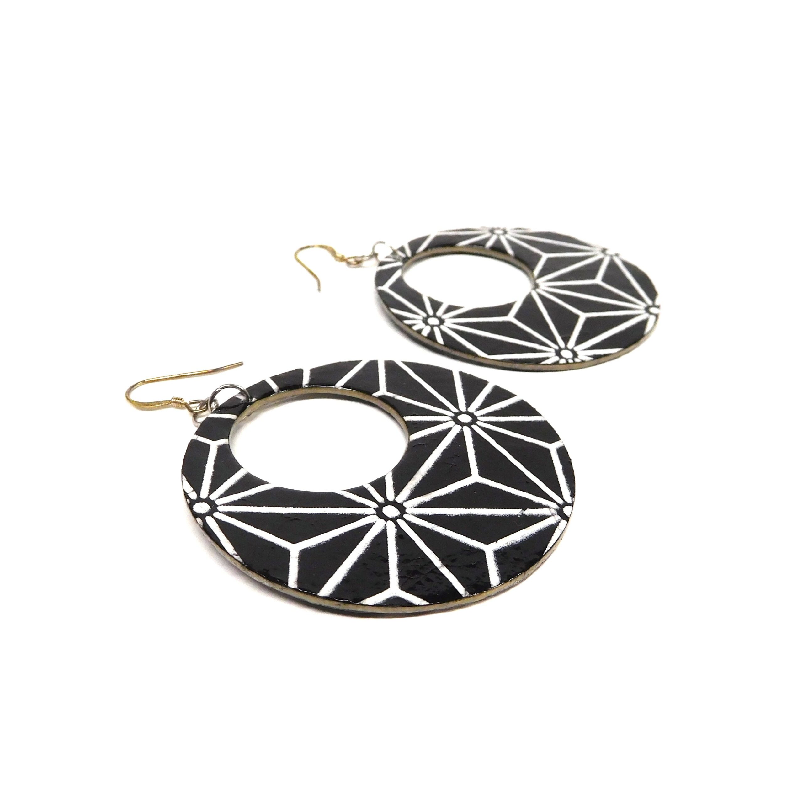 Boucles d'oreille en carton - Grandes Créoles - Noir étoile - Argent 925 – Image 4
