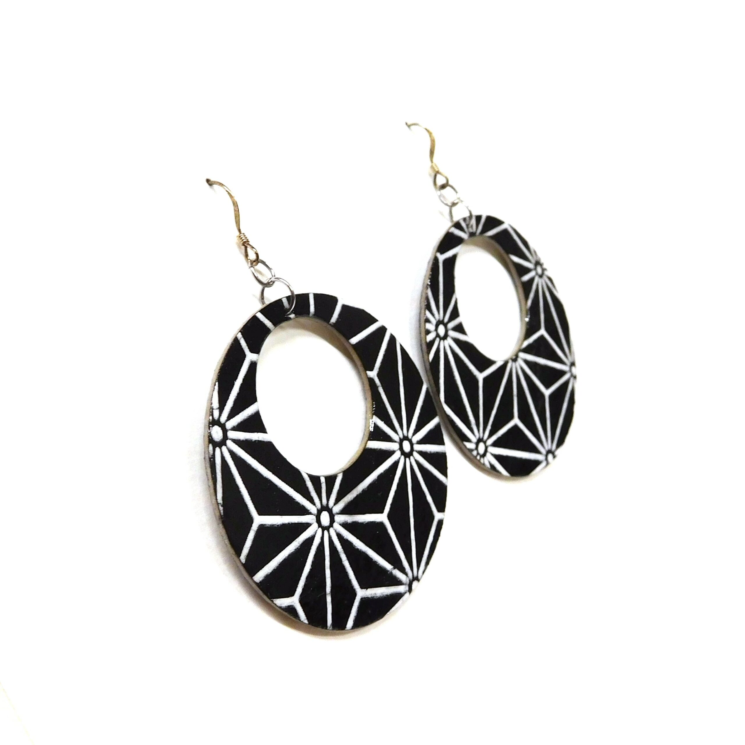 Boucles d'oreille en carton - Grandes Créoles - Noir étoile - Argent 925 – Image 3