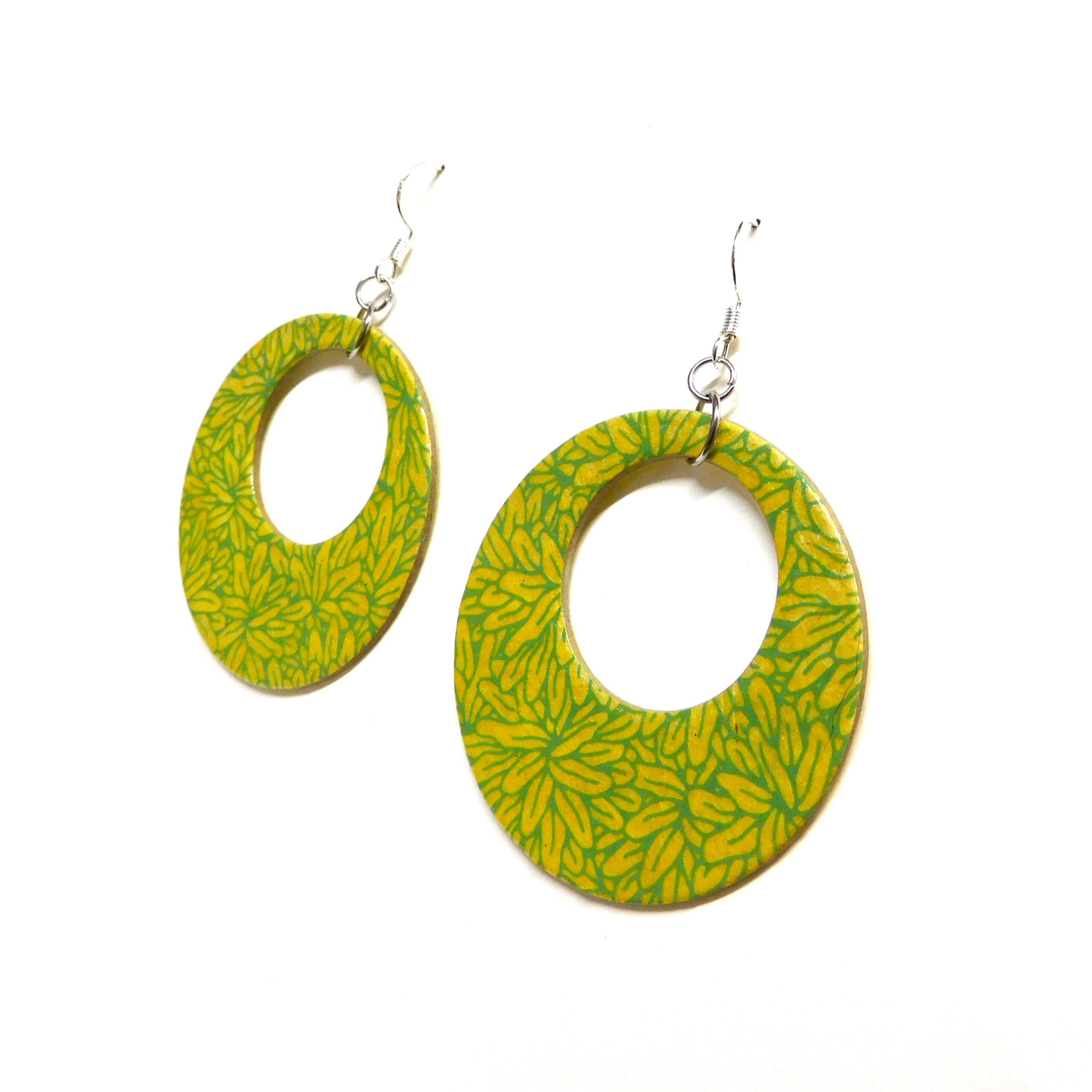 Boucles d'oreille en carton - Grandes Créoles - Feuilles Vert Anis - Argent 925 – Image 2
