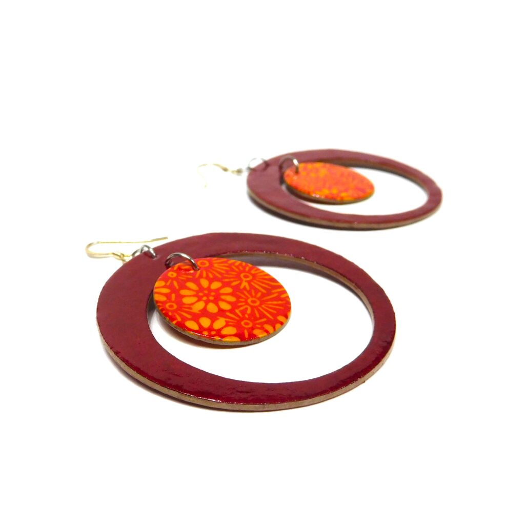 Boucles d'oreille en carton - "Grandes créoles plus une" - Rouge Carmin/Fleurs orange - Argent 925