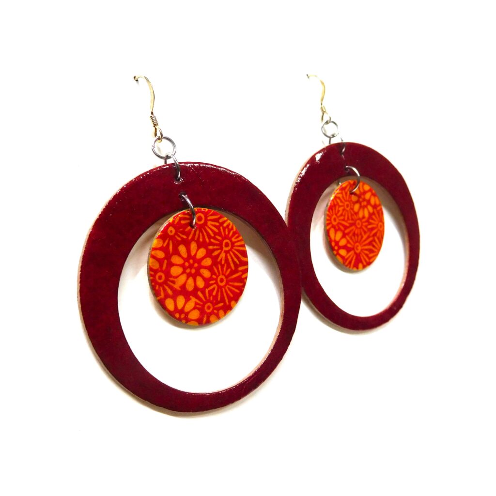 Boucles d'oreille en carton - "Grandes créoles plus une" - Rouge Carmin/Fleurs orange - Argent 925